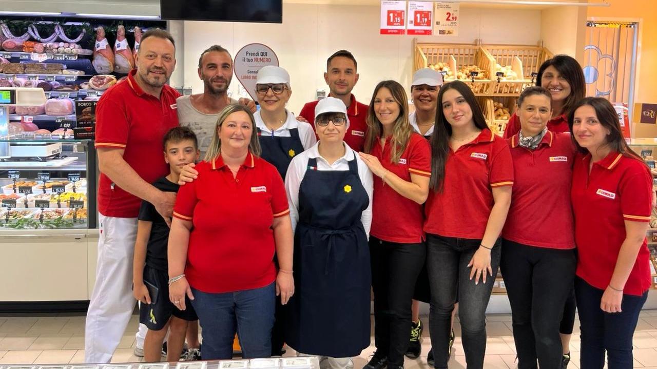 Il personale del Conad City di Castelnuovo