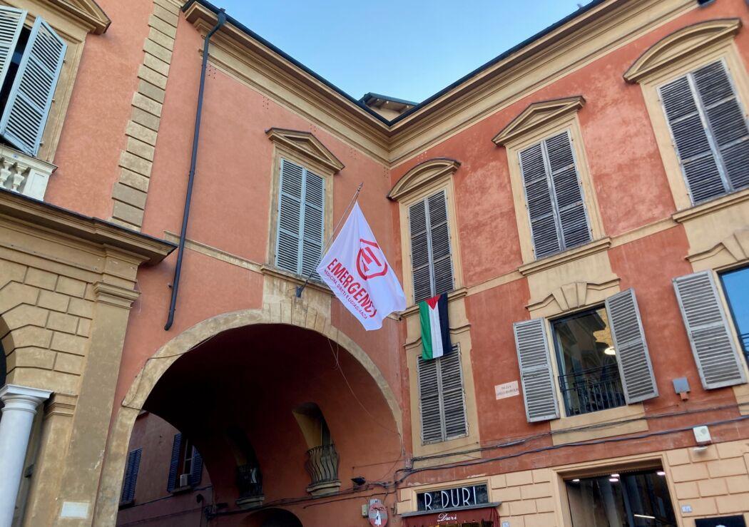 Reggio Emilia, la bandiera della Palestina sventola sulla facciata del municipio