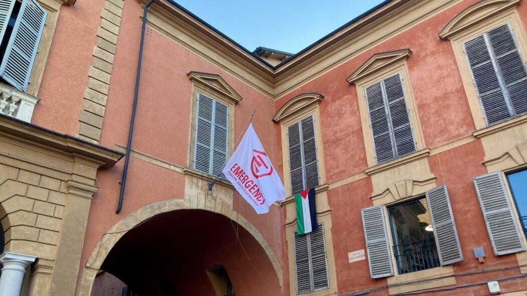Reggio Emilia, la bandiera della Palestina sventola sulla facciata del municipio