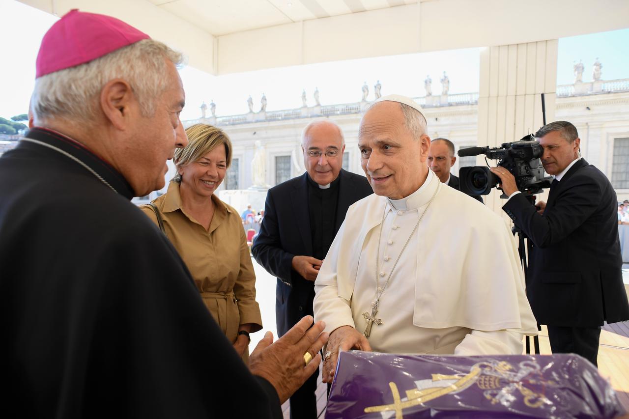 
	Il vescovo Nerbini con la presidente di Ctn Romagnoli e papa Leone XIV in Vaticano (foto Vatican media)

