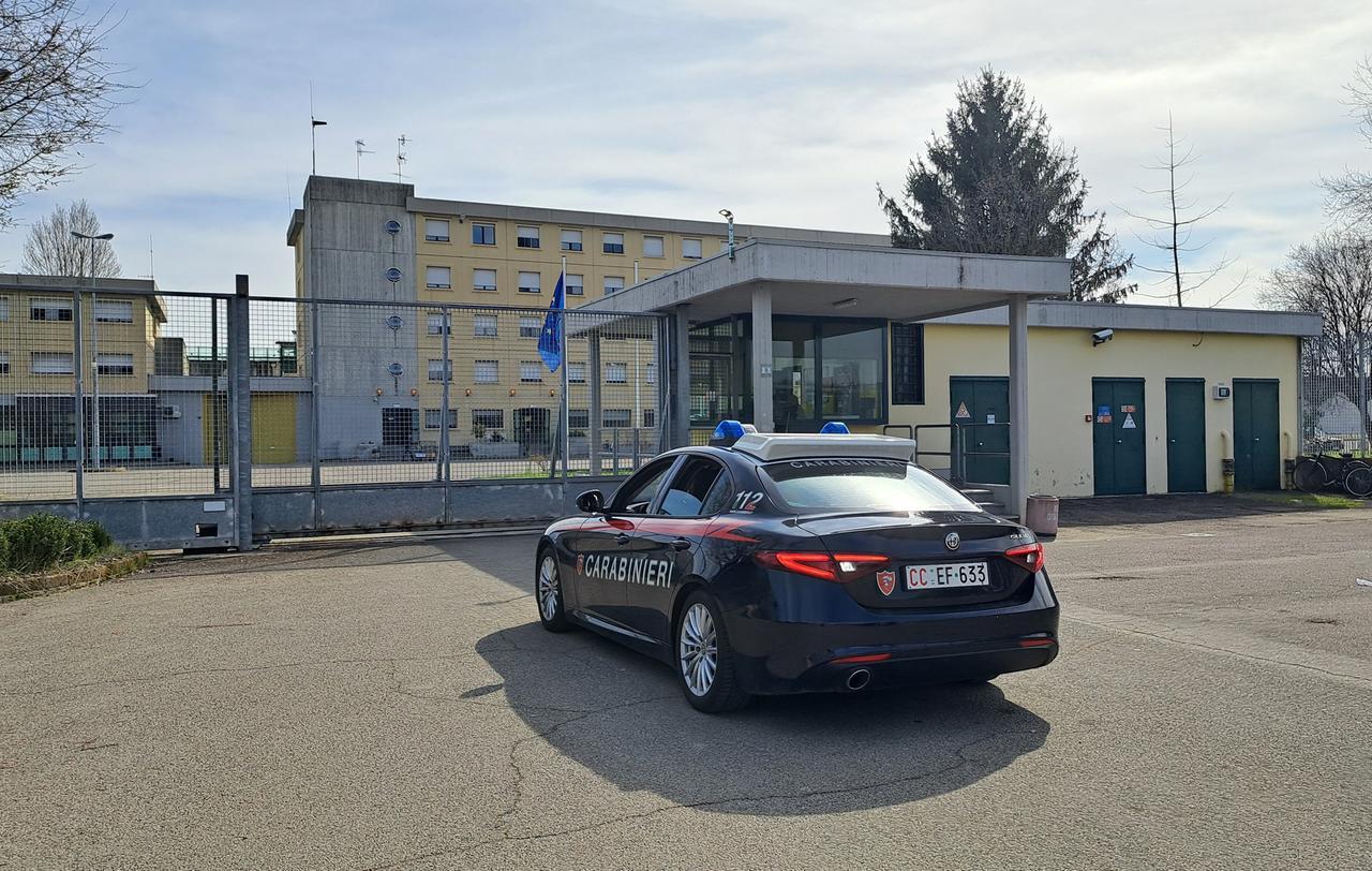 Scarcerato, picchia ancora la sorella: arrestato dopo una caccia all’uomo a Cadelbosco