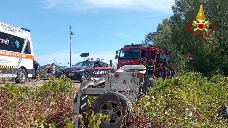 Scontro frontale fra due vetture, coinvolto un furgone: tre feriti