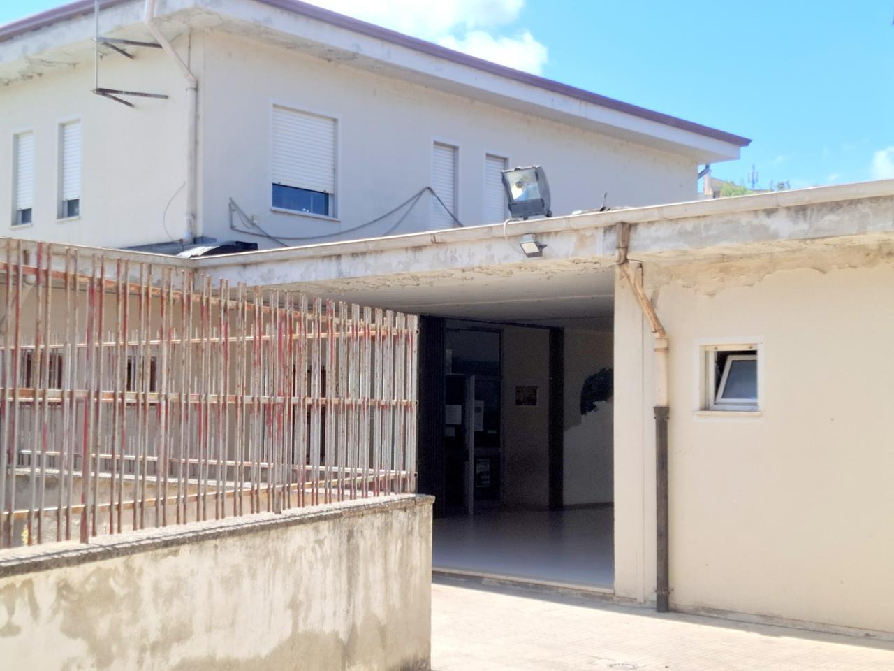 Sì al progetto per ricostruire la scuola distrutta dai vandali a Sassari