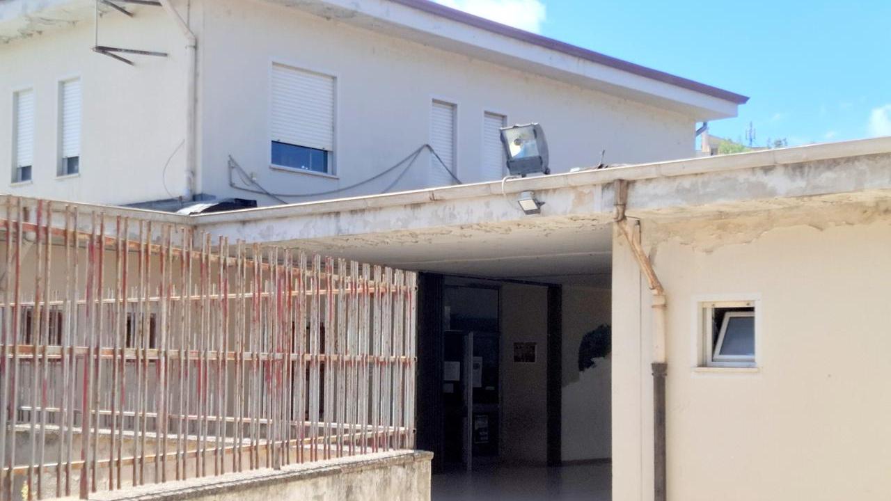 Sì al progetto per ricostruire la scuola distrutta dai vandali a Sassari