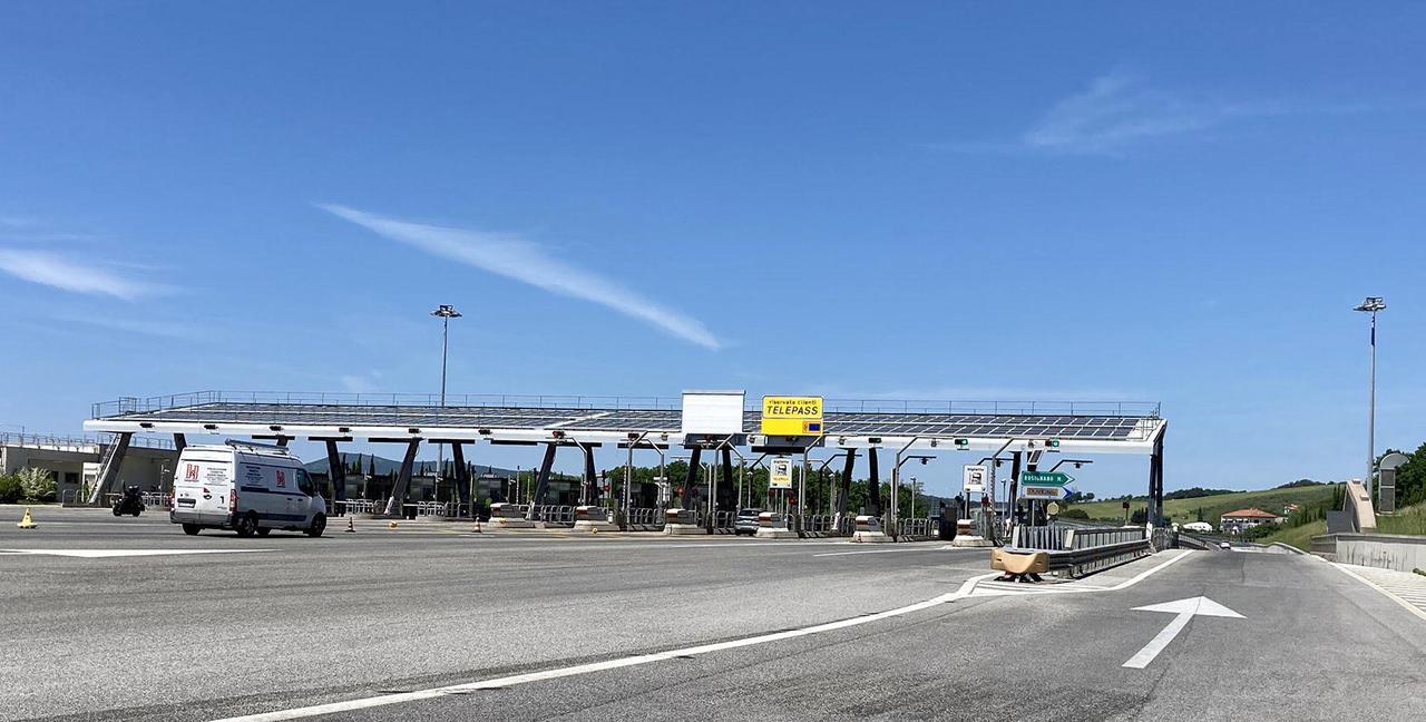 
	Il casello di ingresso dell'autostrada A12 a Rosignano

