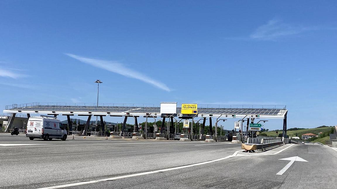 Il casello di ingresso dell'autostrada A12 a Rosignano