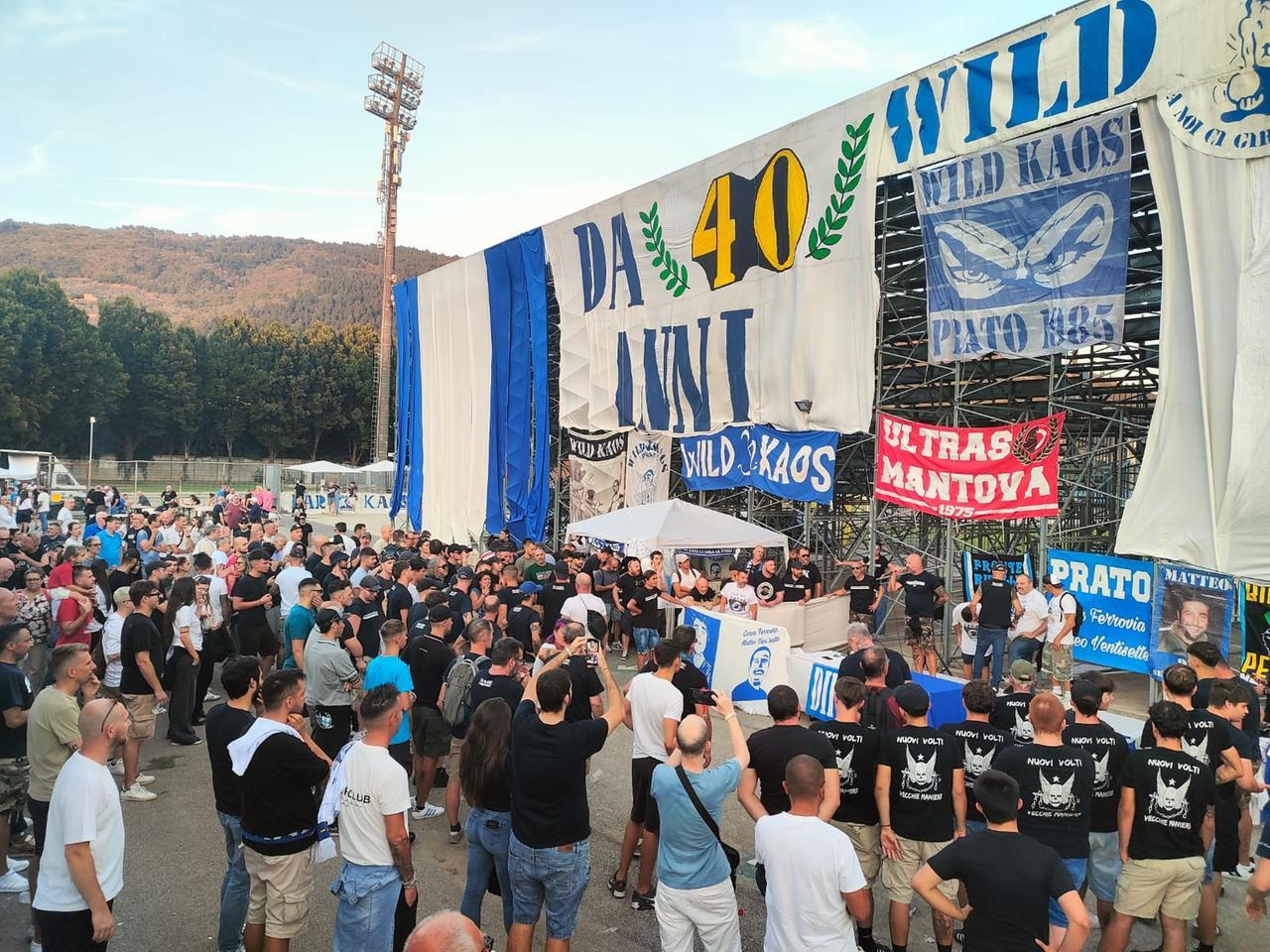 
	I tifosi davanti alla Curva Matteo Ventisette

