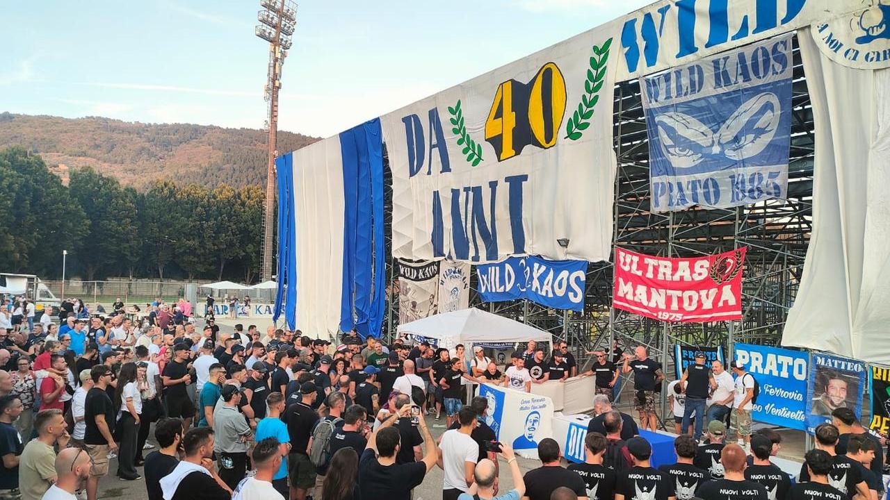 I tifosi davanti alla Curva Matteo Ventisette