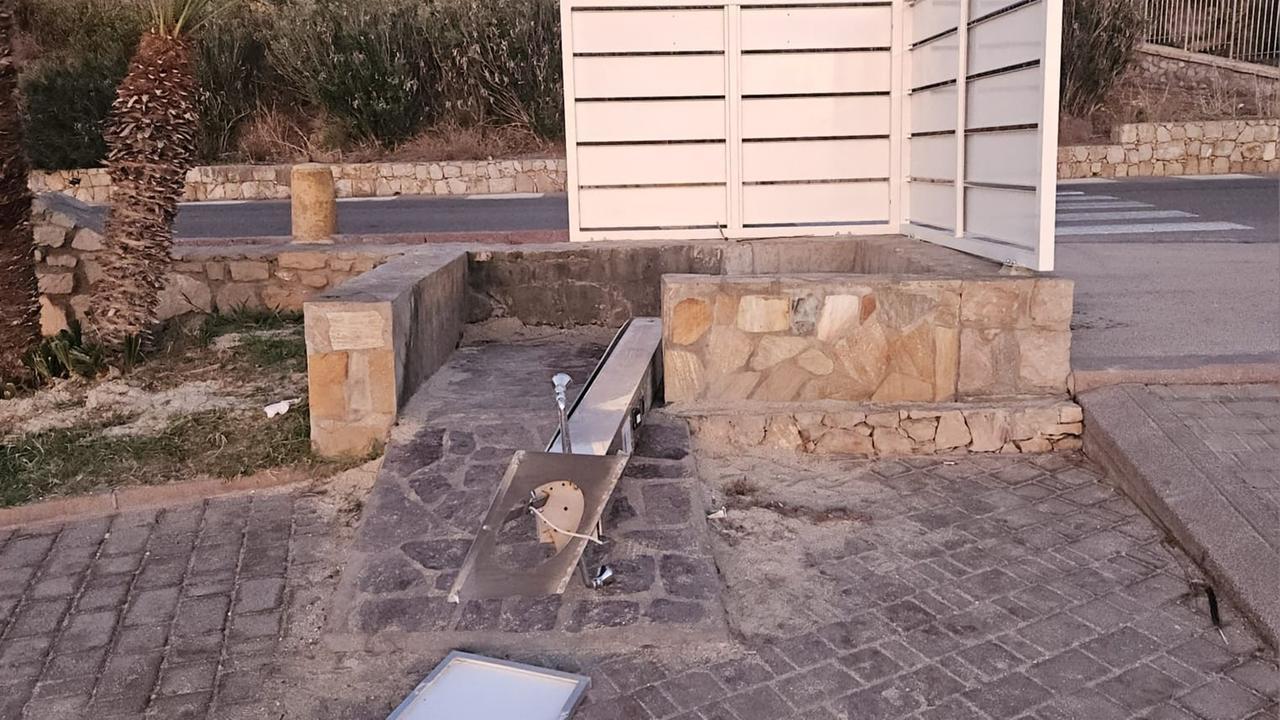 Vandali distruggono l’impianto doccia sulla spiaggia