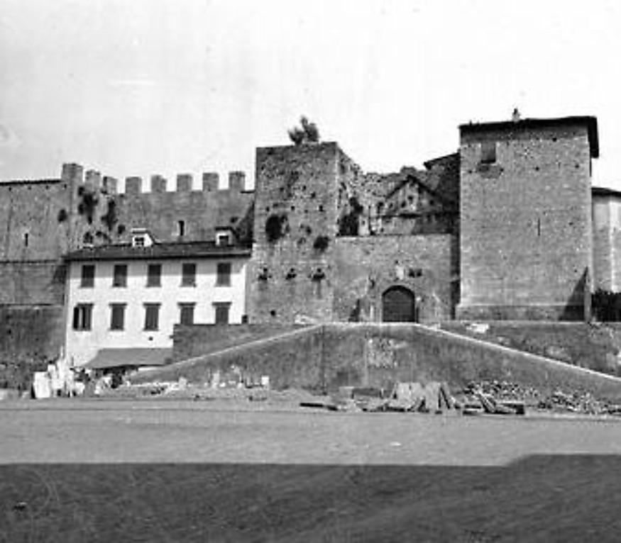 
	Il Castello dell'Imperatore subito dopo la guerra

