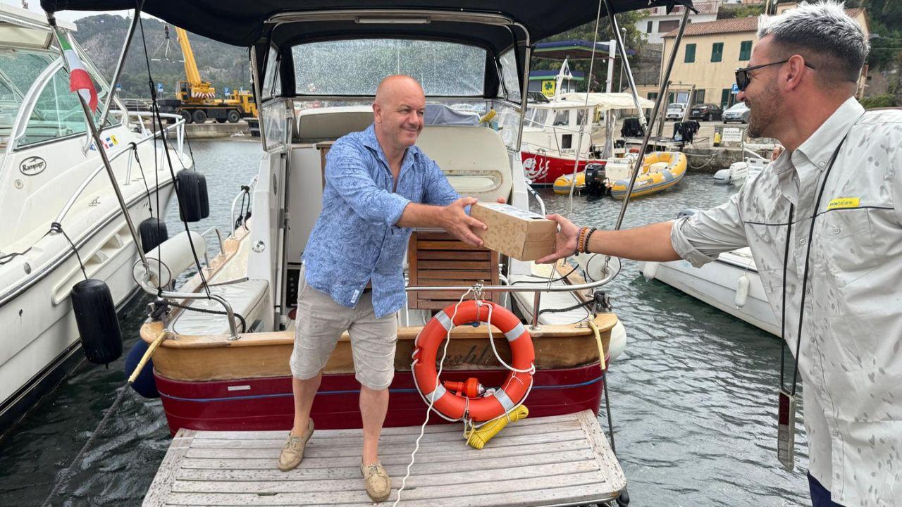 Federico mentre consegna un pacco