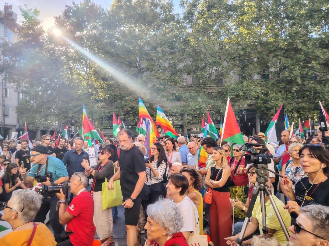 A Reggio in oltre tremila sfilano per Gaza al grido di «stop a riarmo e barbarie»