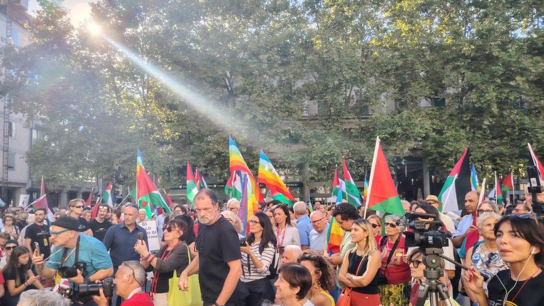 A Reggio in oltre tremila sfilano per Gaza al grido di «stop a riarmo e barbarie»