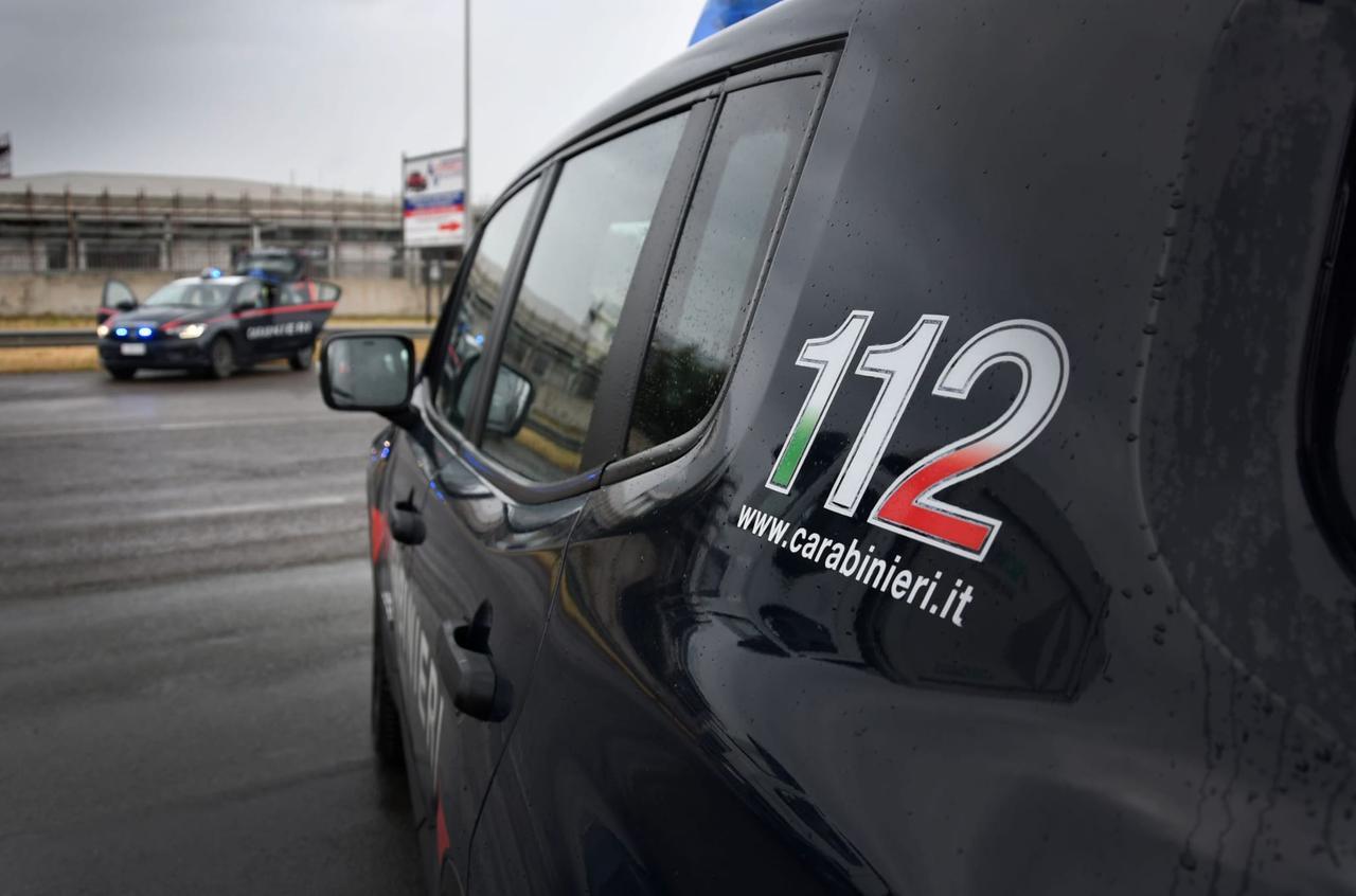 I carabinieri intervengono per una lite, scoprono maxi discarica abusiva in cortile