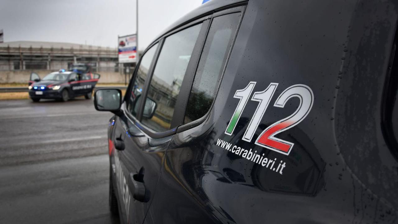 I carabinieri intervengono per una lite, scoprono maxi discarica abusiva in cortile