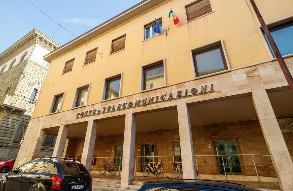 Pistoia, getta via la corrispondenza (anche bollette e atti giudiziari): postino sospeso e denunciato<br>
