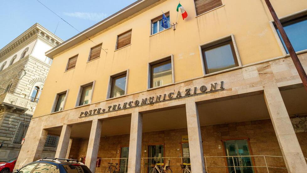 Pistoia, getta via la corrispondenza (anche bollette e atti giudiziari): postino sospeso e denunciato<br>