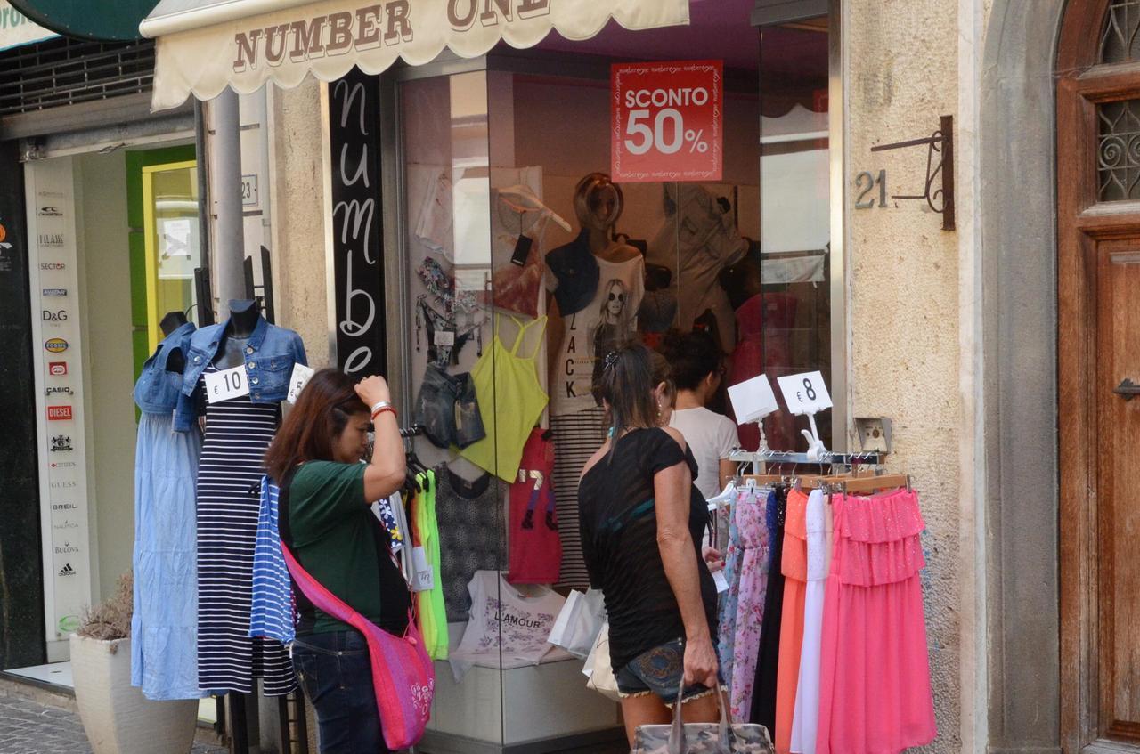 Saldi estivi 2025, a Grosseto salvati dai turisti: «Ma siamo vicini al collasso»