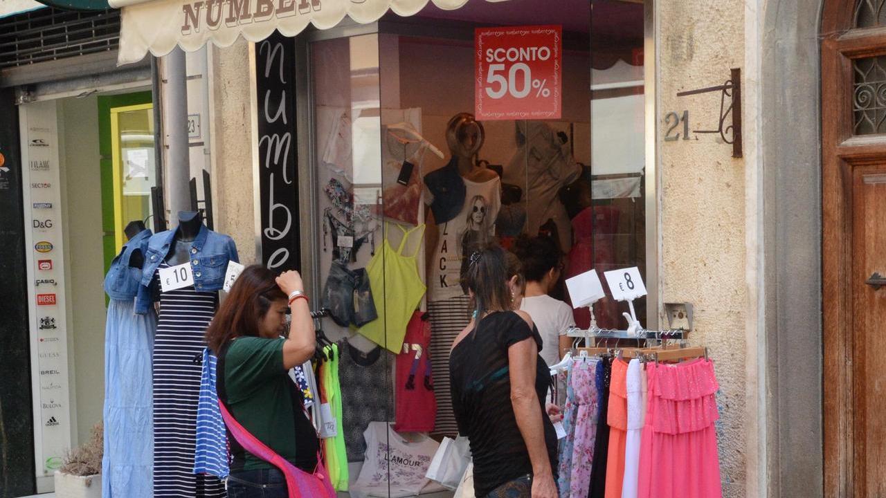 Saldi estivi 2025, a Grosseto salvati dai turisti: «Ma siamo vicini al collasso»