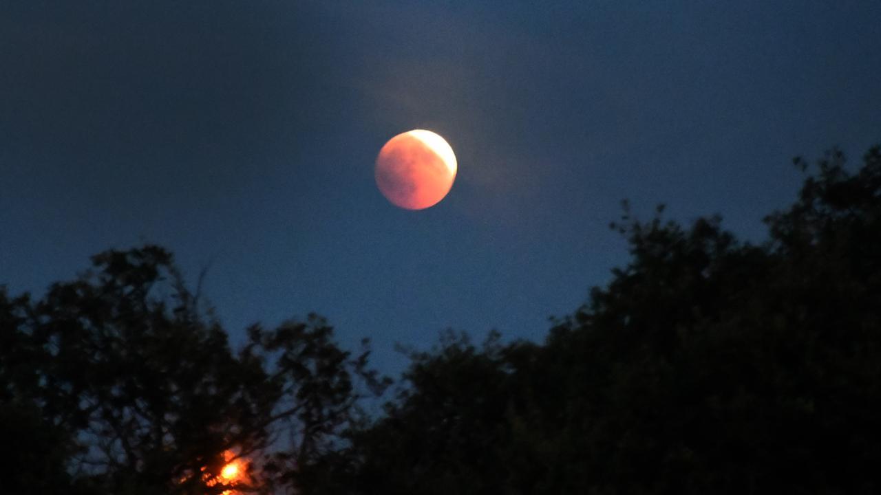 L’eclissi totale di luna più lunga del secolo è durata 103 minuti