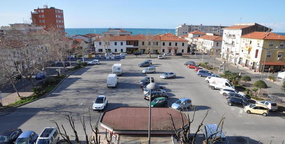Via l’asfalto dalla piazza: Monte alla Rena, si cambia<br>
