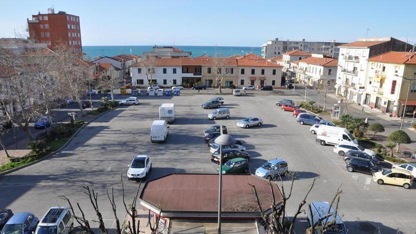Via l’asfalto dalla piazza: Monte alla Rena, si cambia<br>