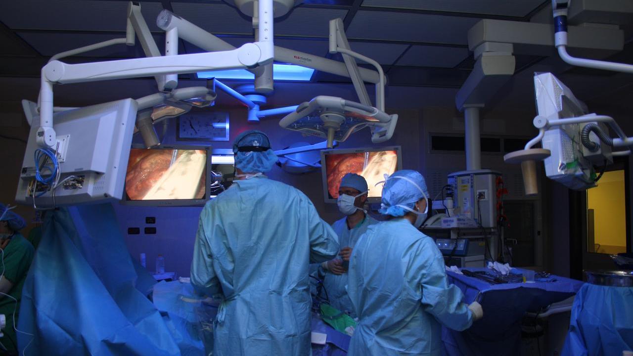 Ha un tumore ma nessuno vuole operarla: salvata dall’équipe di Sassari