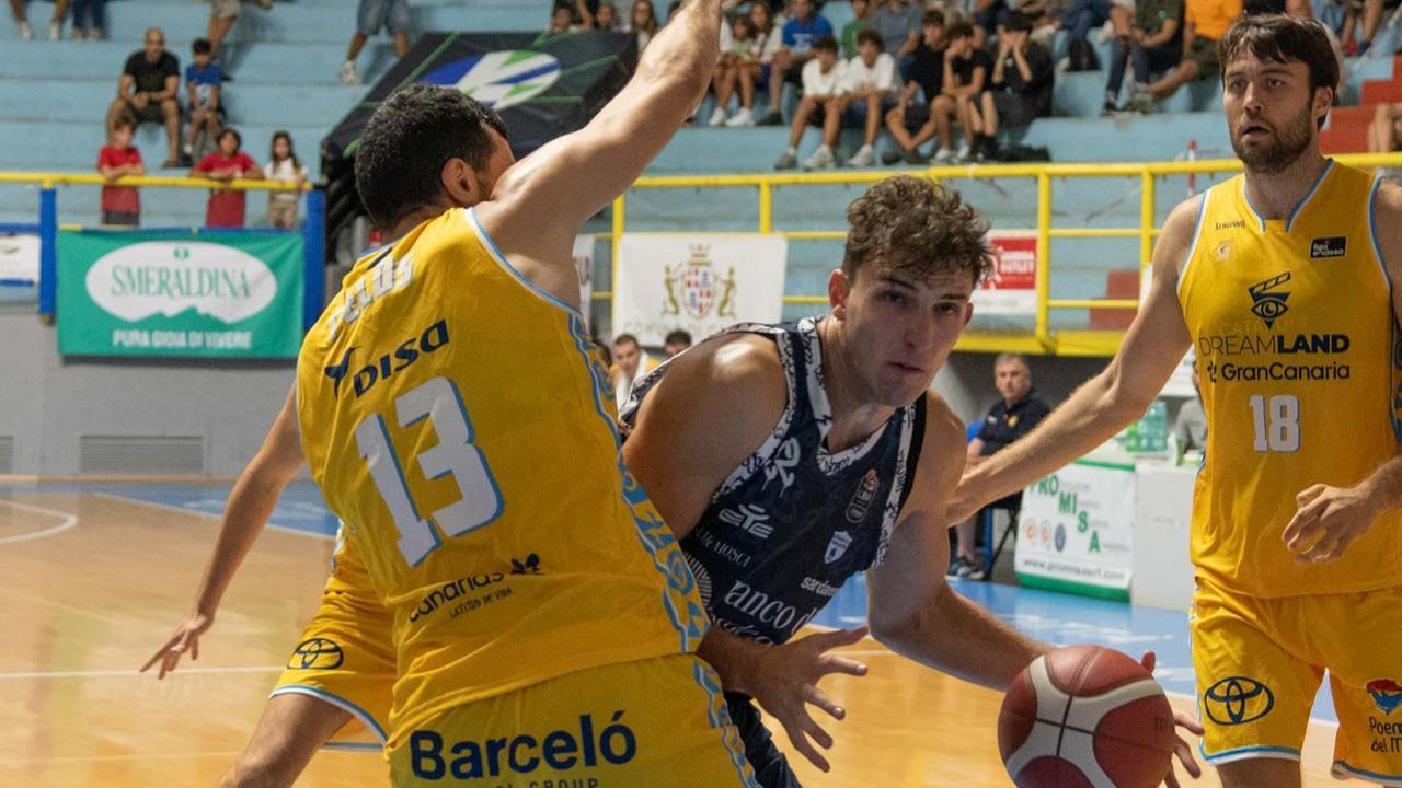 
	Il centro biancobl&ugrave; Luca Vincini in azione (foto di Mario Rosas)

