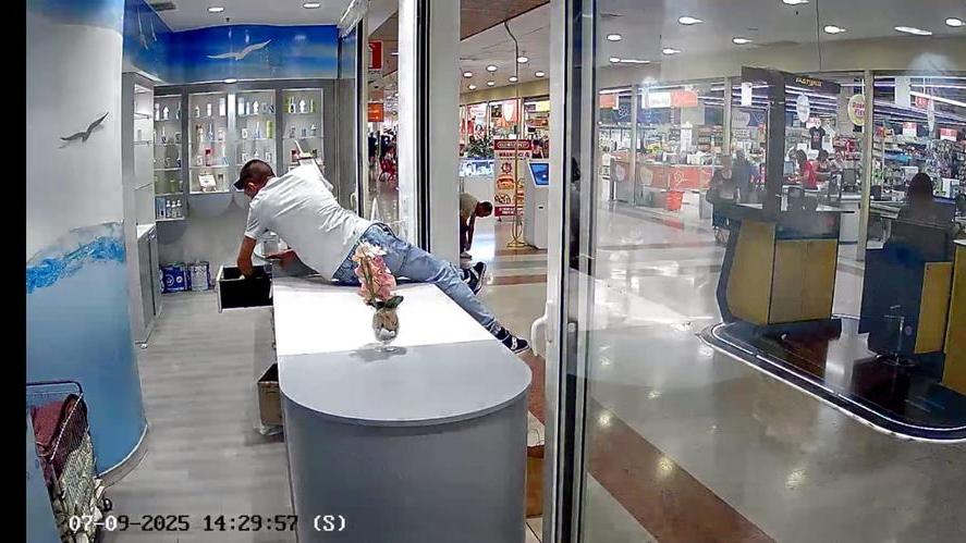 Predda Niedda, blitz in una lavanderia del centro commerciale: rubati 2000 euro