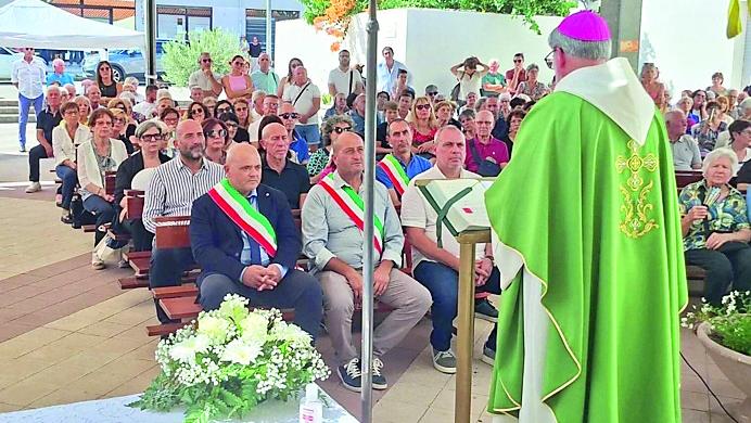 Attentati in chiesa, il vescovo: «Don Mocci non tornerà»