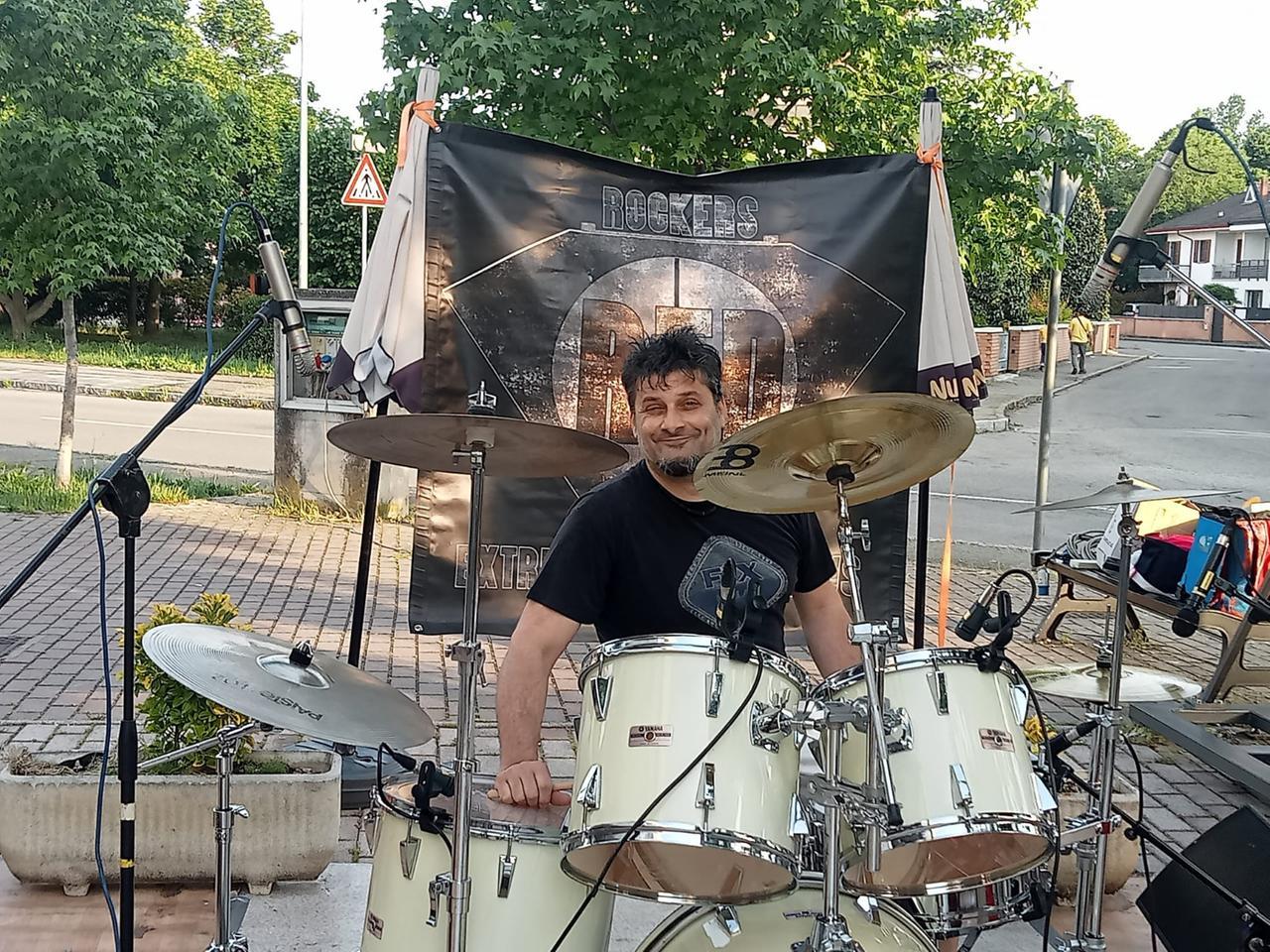 Malore durante un concerto, addio a Massimo Anderlini, batterista di 53 anni