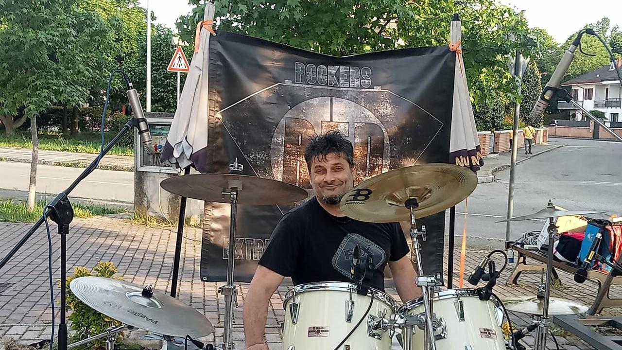 Malore durante un concerto, addio a Massimo Anderlini, batterista di 53 anni