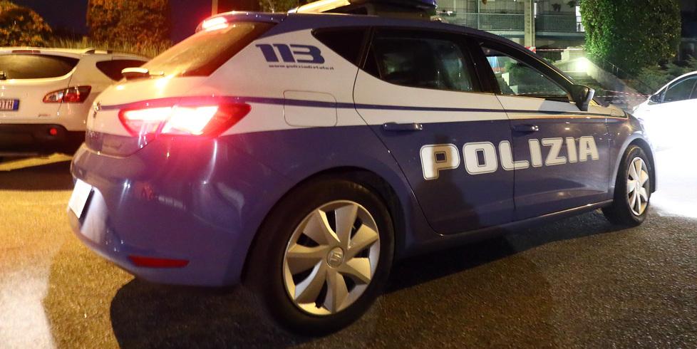 Ferrara, spacca la vetrina di un negozio ma un passante lo nota: colpo fallito