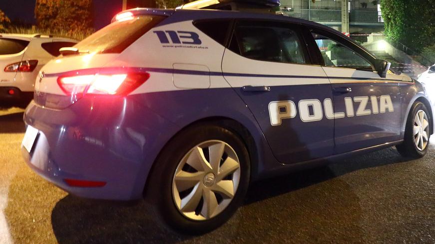 Ferrara, spacca la vetrina di un negozio ma un passante lo nota: colpo fallito