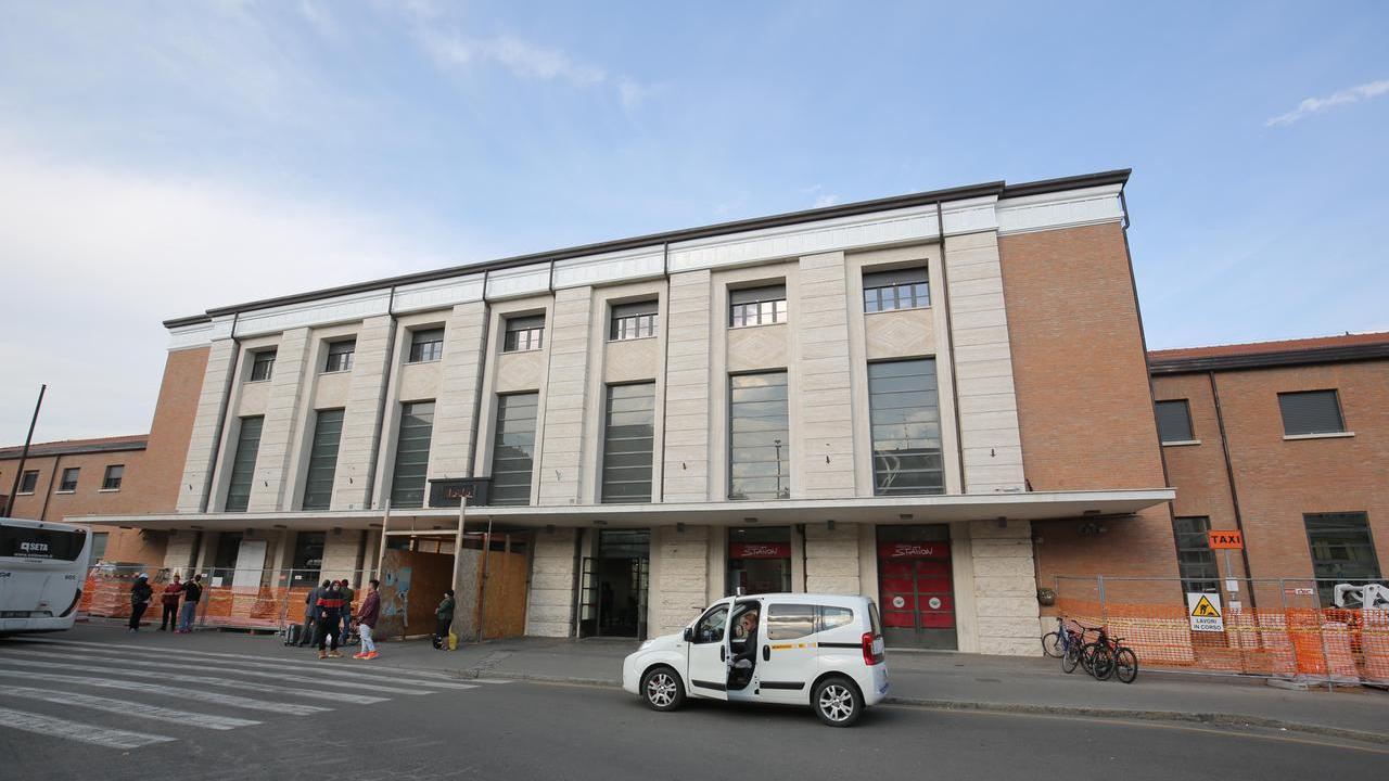 STAZIONE TRENI PIAZZALE MARCONI ESTERNO