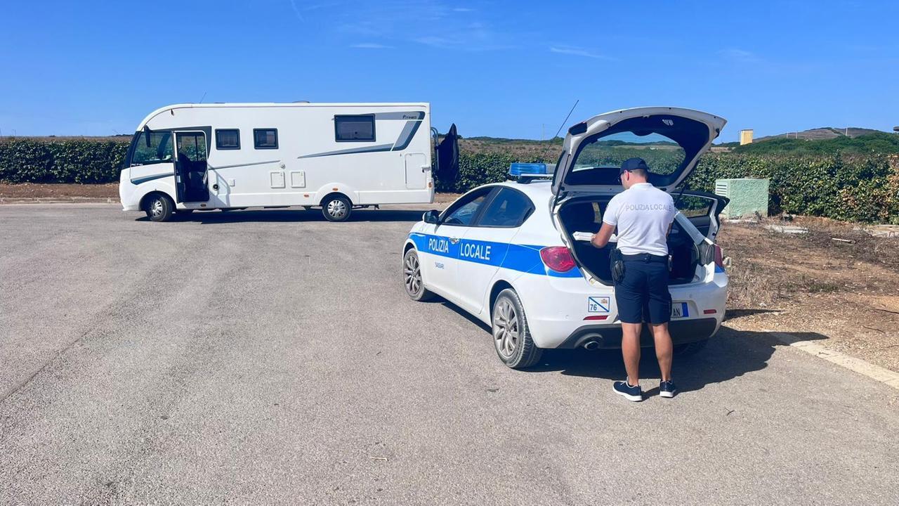 Scaricano le acque nere del camper sulla strada vicino allo stagno protetto: multati