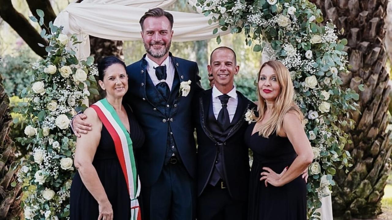 Nozze arcobaleno tra storia e amore: il romantico sì di Mirko e Carlo alle antiche terme