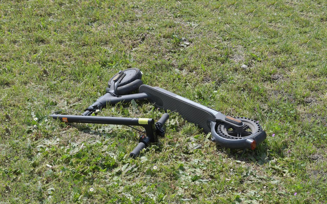 Col monopattino si schianta contro un palo: grave una donna di 35 anni