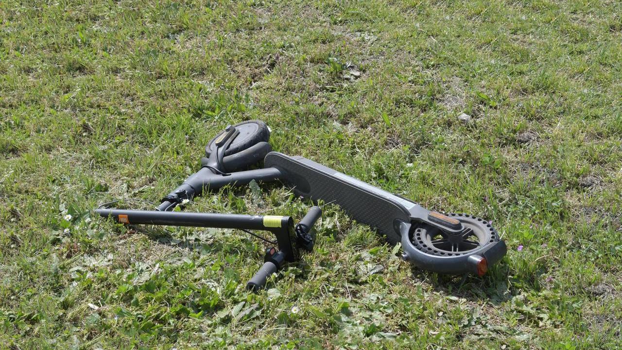 Col monopattino si schianta contro un palo: grave una donna di 35 anni