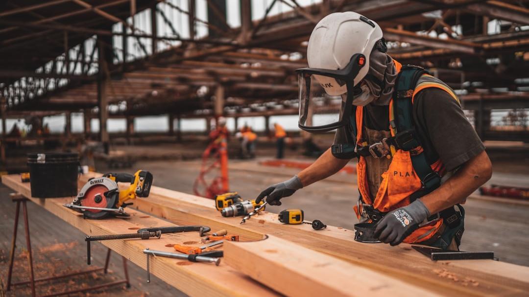 Un operaio specializzato (foto archivio)