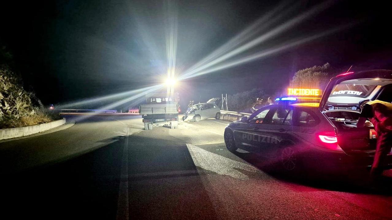 Scontro frontale tra auto e camioncino: ferita una donna