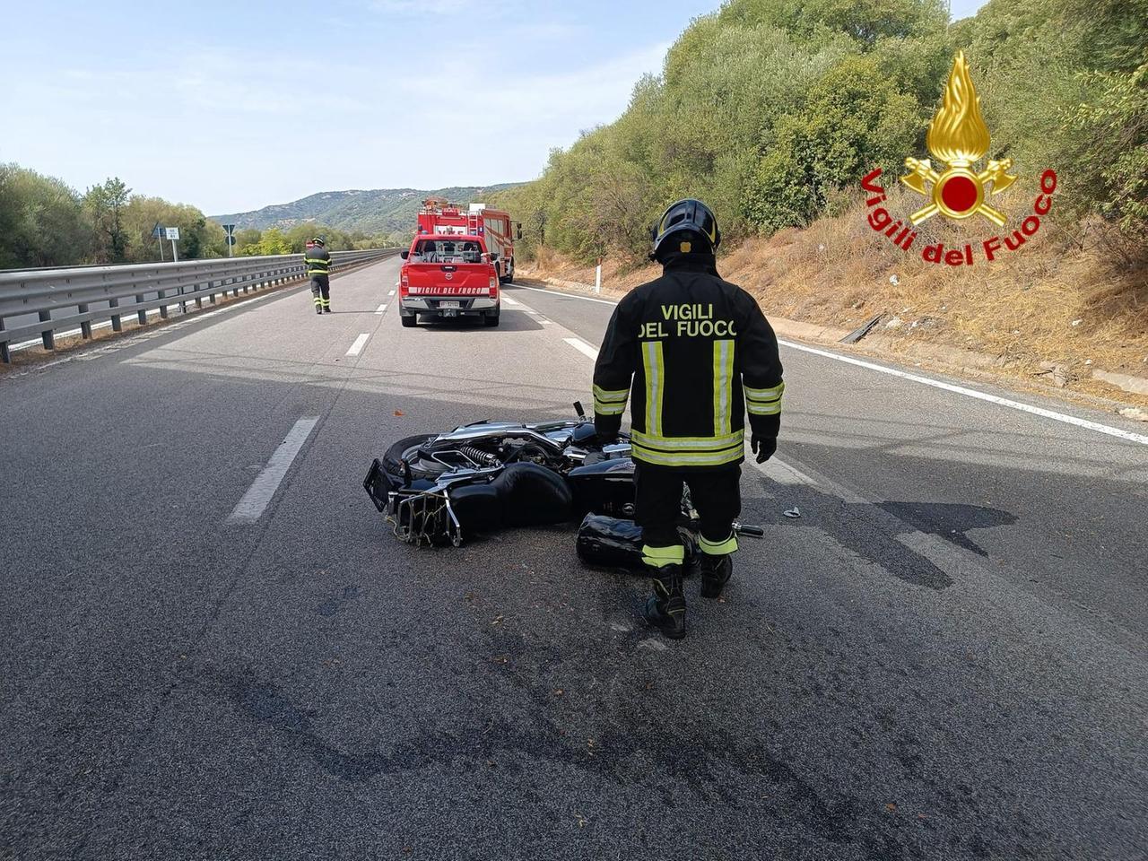 Motociclista fuori strada lungo la 131 Dcn, è grave