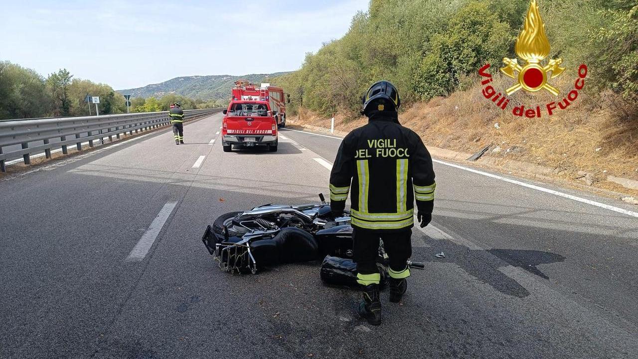 Motociclista fuori strada lungo la 131 Dcn, è grave