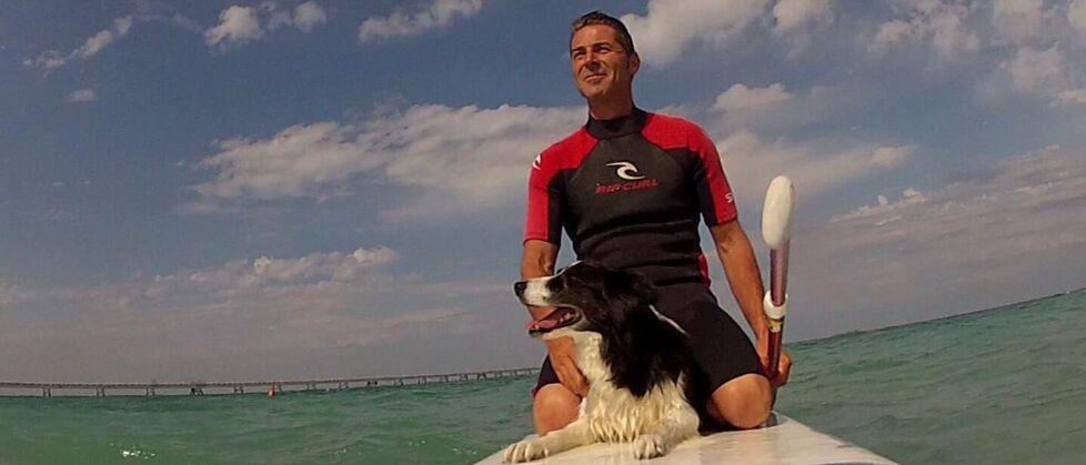 Gianni Orlandi con Nenè su un sup in mare