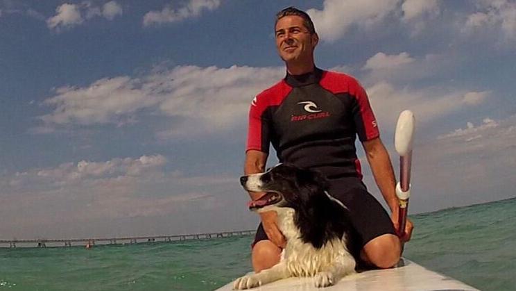 Gianni Orlandi con Nenè su un sup in mare