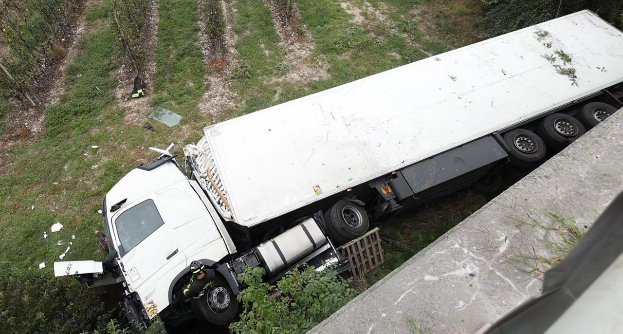 Ostellato, sfonda il guard rail e precipita col camion dal ponte