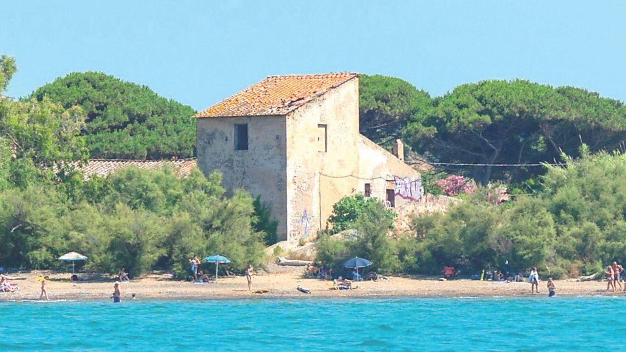 
	Il Casone di Baratti, uno dei luoghi pi&ugrave; iconici della costa toscana (foto Lorenzo Manzini)

