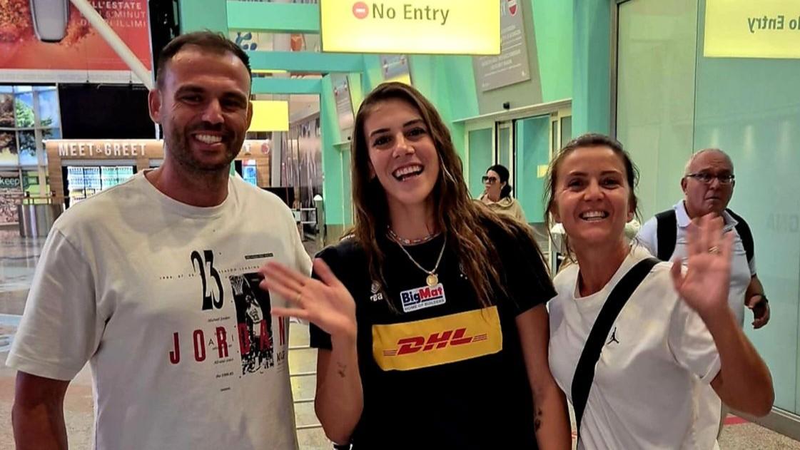 Alessia Orro atterrata a Olbia, prime foto con i fan da campionessa del mondo: «Strafelice»