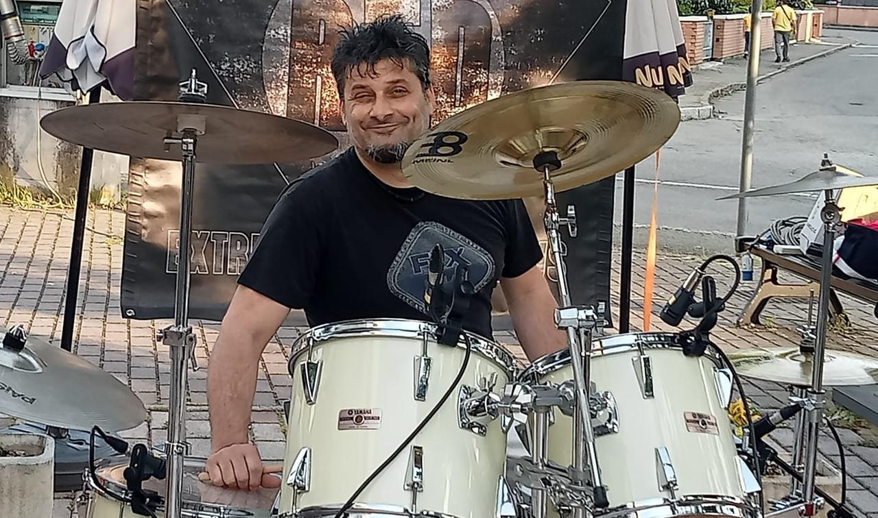 Morto per malore durante il concerto: «Celebriamo la vita di Massimo, raccontate cosa lo ha reso speciale»