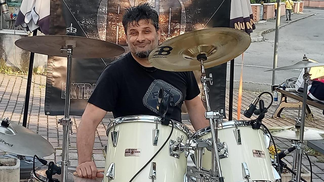 Morto per malore durante il concerto: «Celebriamo la vita di Massimo, raccontate cosa lo ha reso speciale»